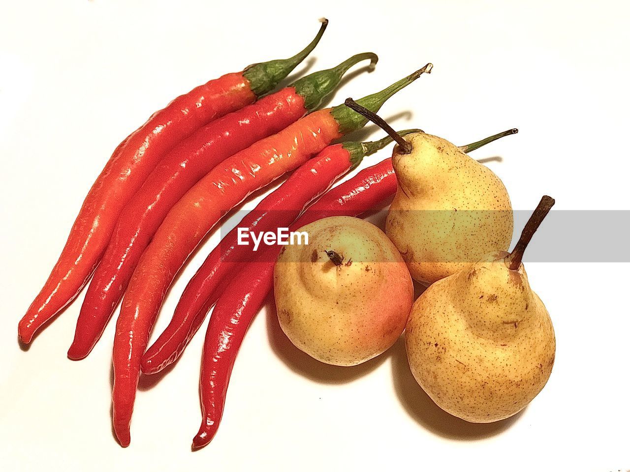 CLOSE-UP OF CHILI PEPPER AGAINST WHITE BACKGROUND