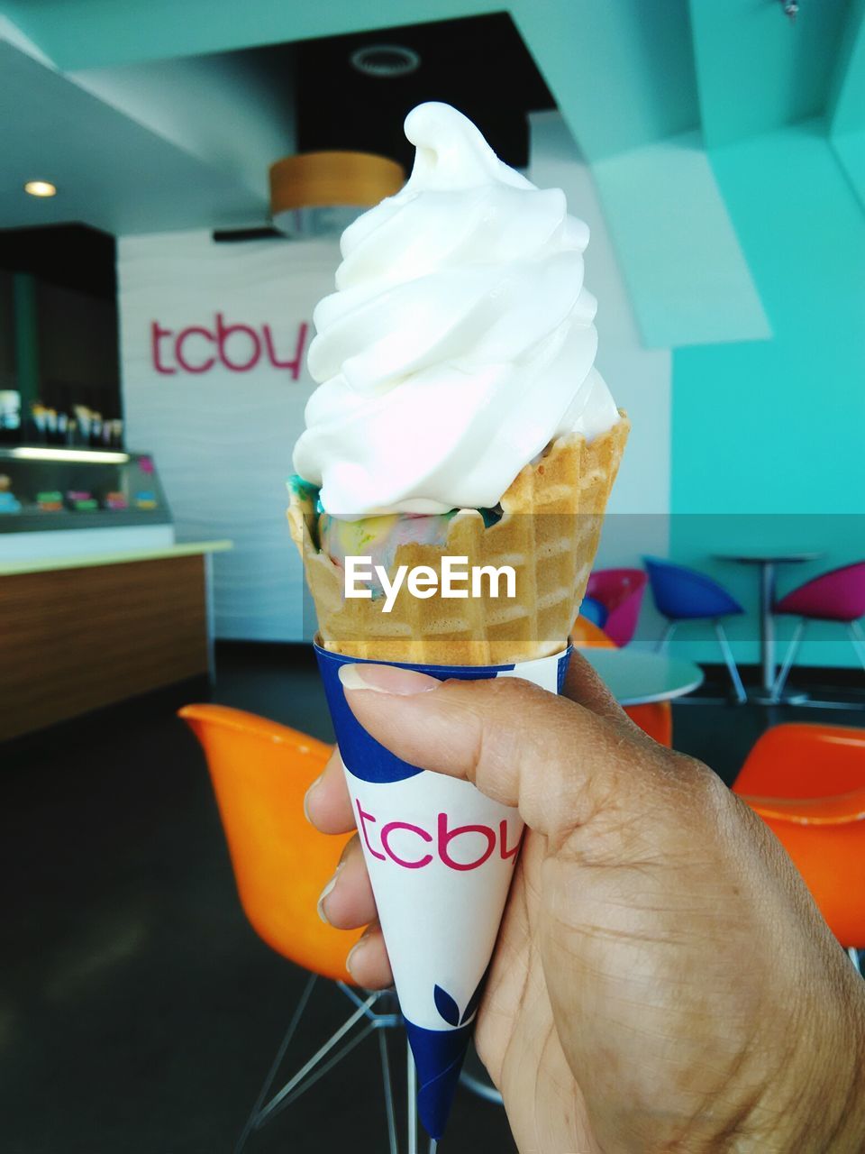 CROPPED IMAGE OF HAND HOLDING ICE CREAM CONE