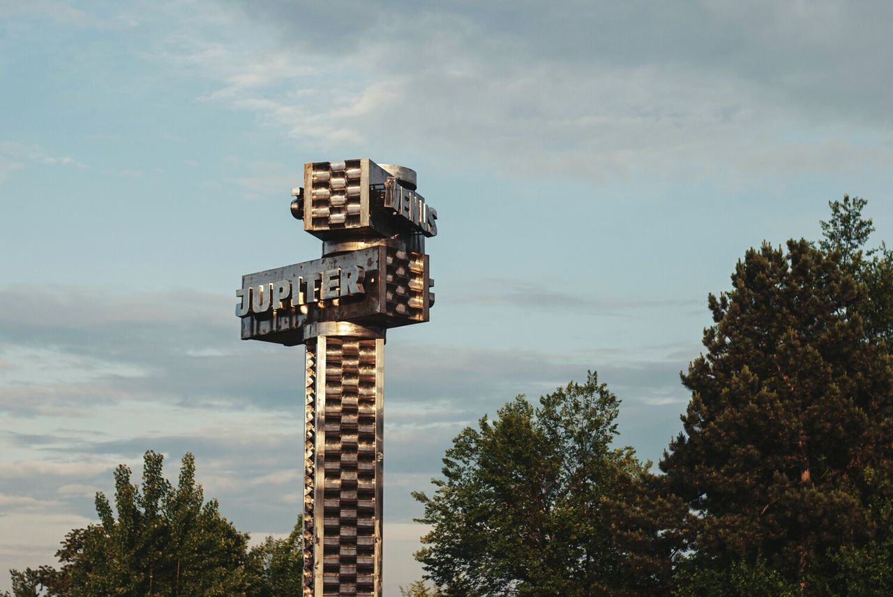 LOW ANGLE VIEW OF BUILT STRUCTURE AGAINST SKY