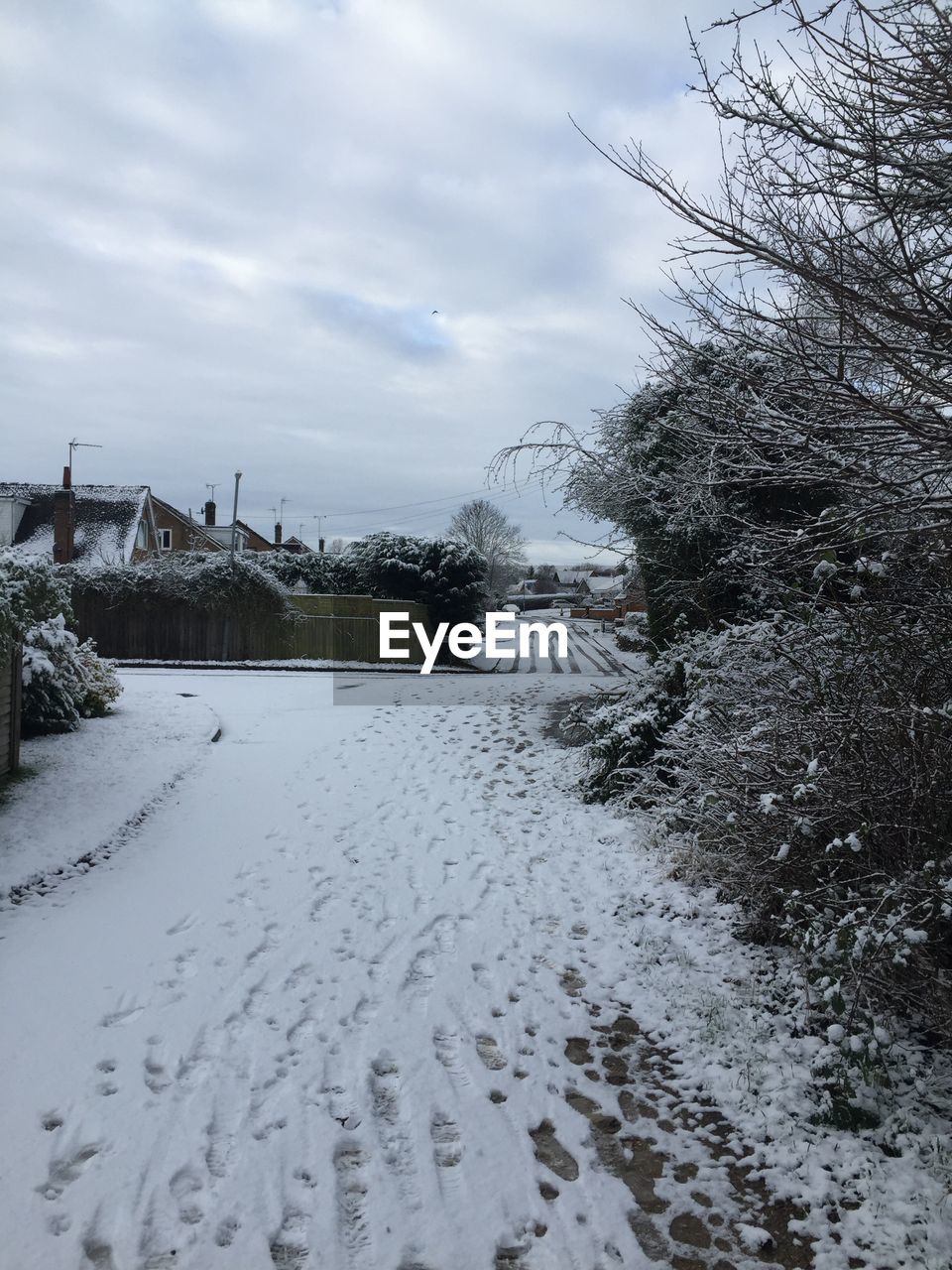 SCENIC VIEW OF SNOW AGAINST SKY