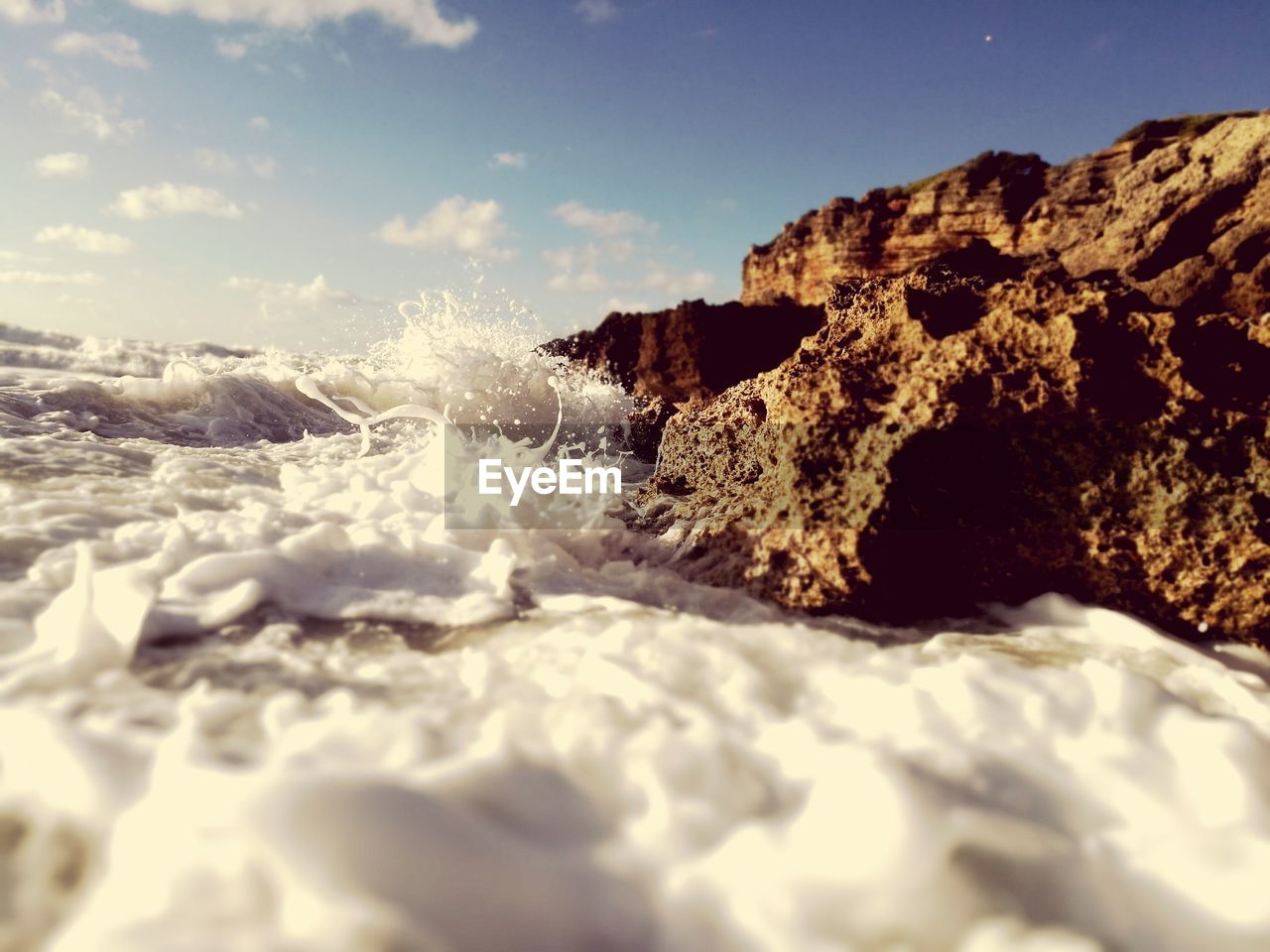 SCENIC VIEW OF SEA AND SHORE AGAINST SKY