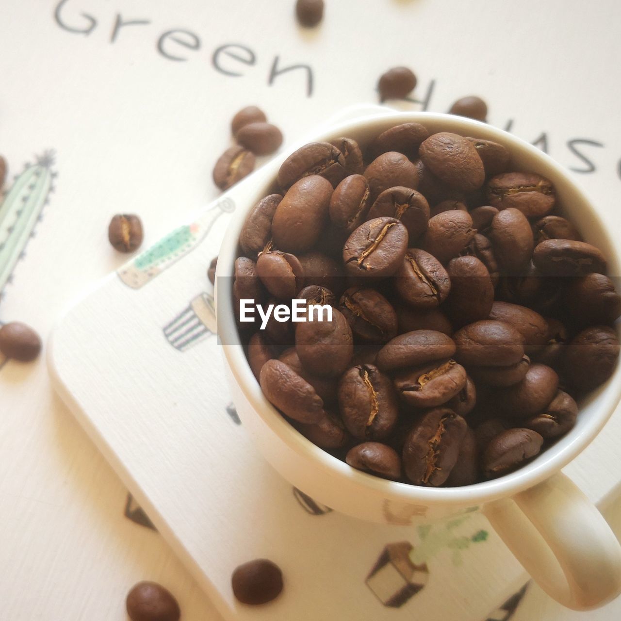 HIGH ANGLE VIEW OF COFFEE BEANS IN CUP