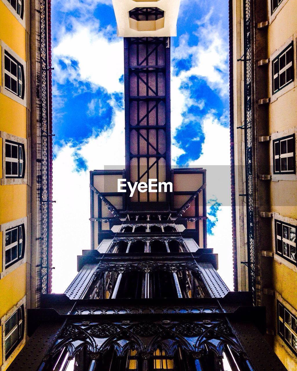 LOW ANGLE VIEW OF BUILDINGS AGAINST SKY