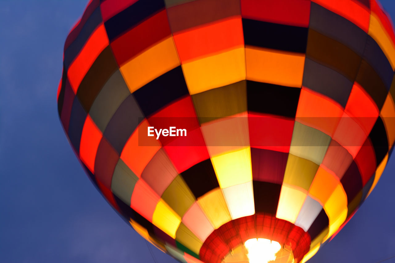 LOW ANGLE VIEW OF HOT AIR BALLOON FLYING IN SKY