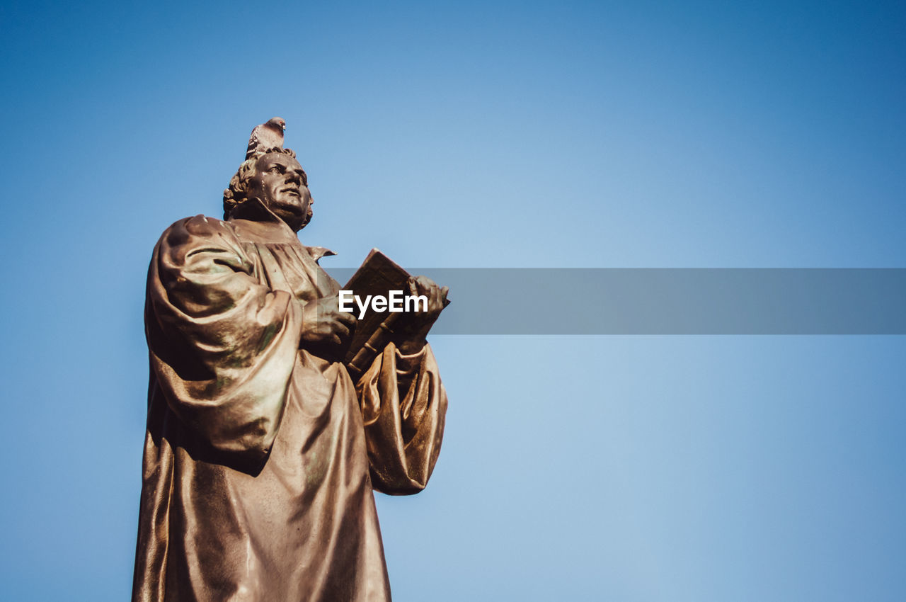 LOW ANGLE VIEW OF STATUE AGAINST SKY