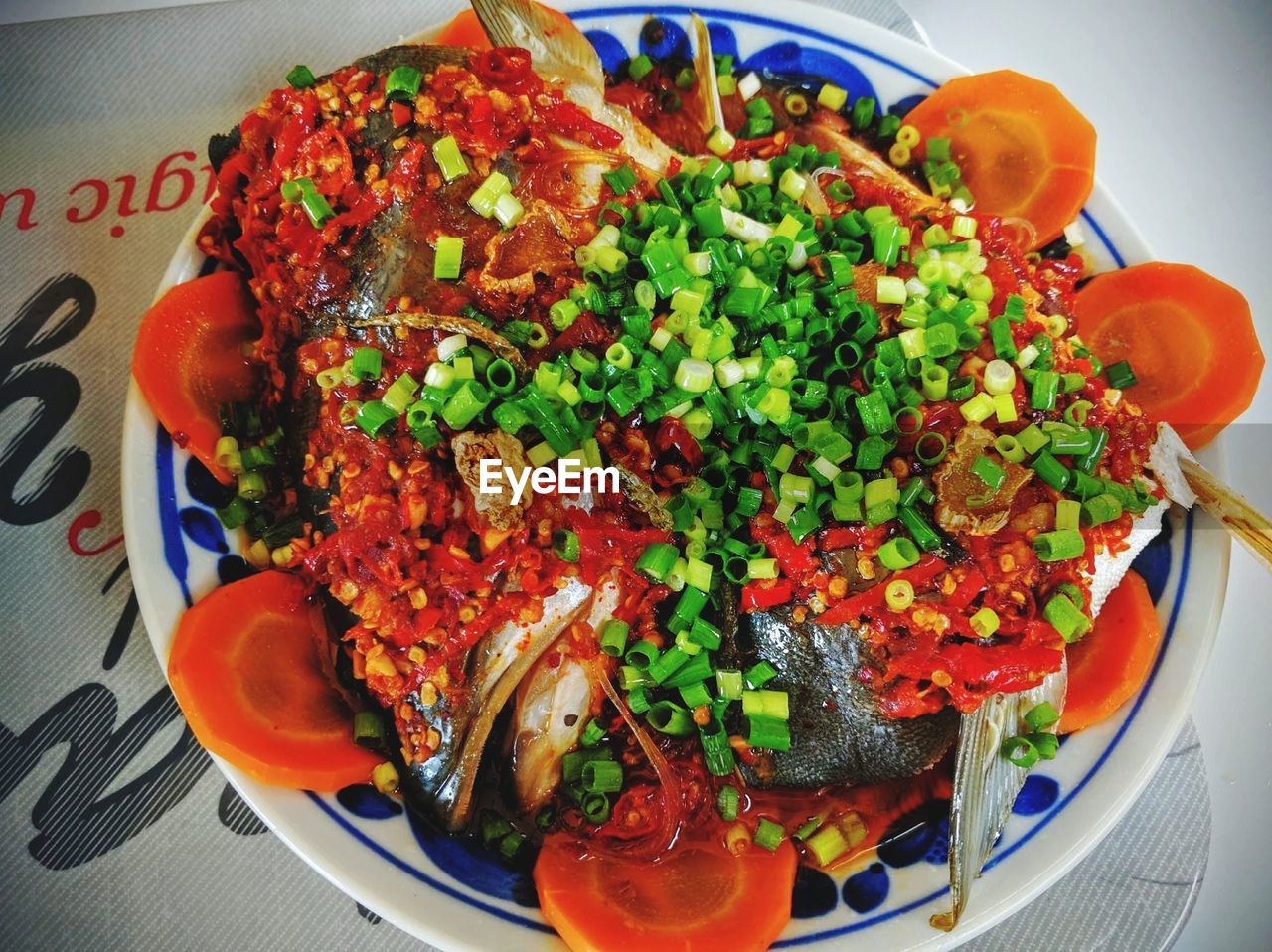 HIGH ANGLE VIEW OF TOMATOES IN PLATE