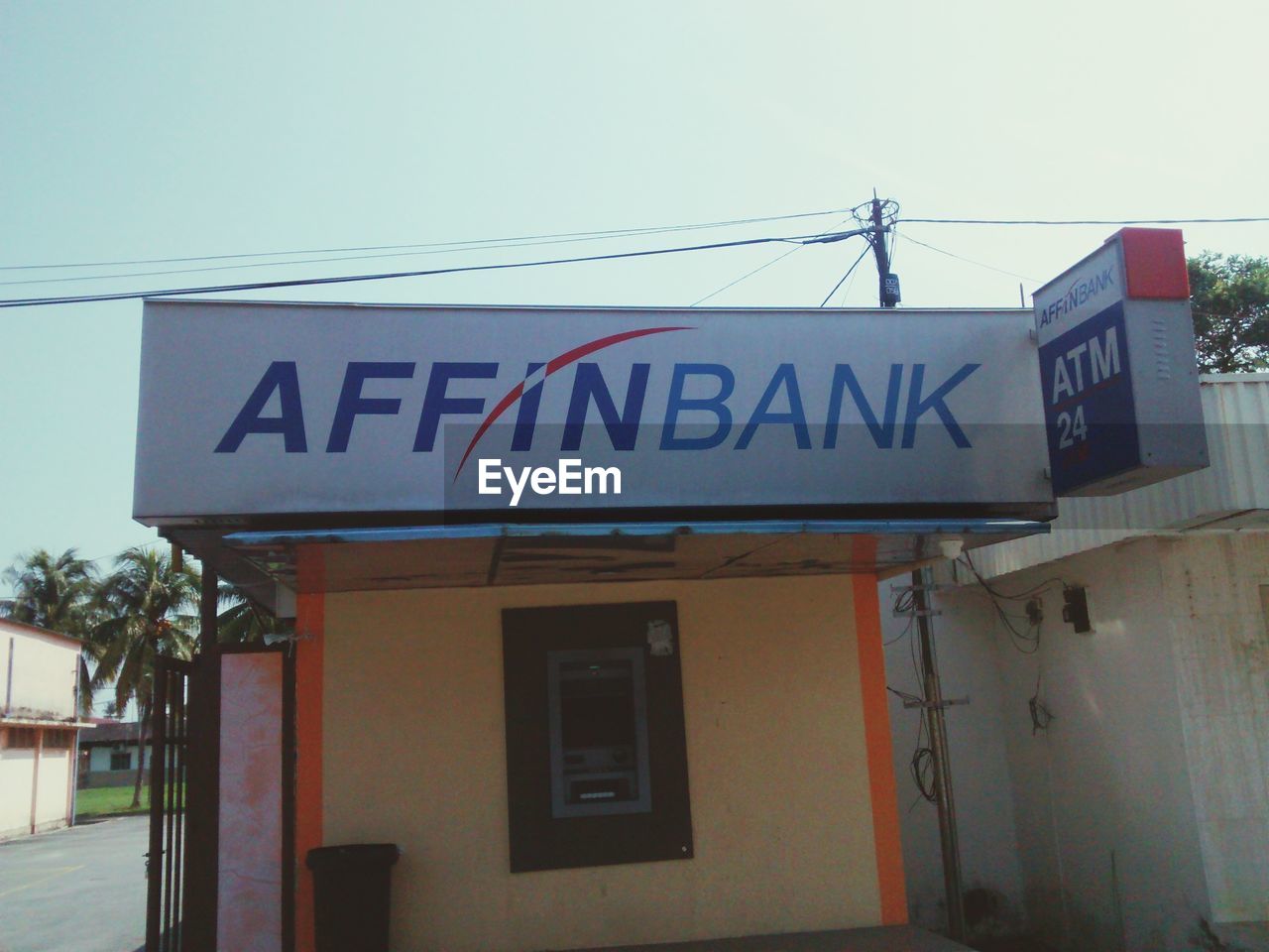 LOW ANGLE VIEW OF INFORMATION SIGN AGAINST BUILDING