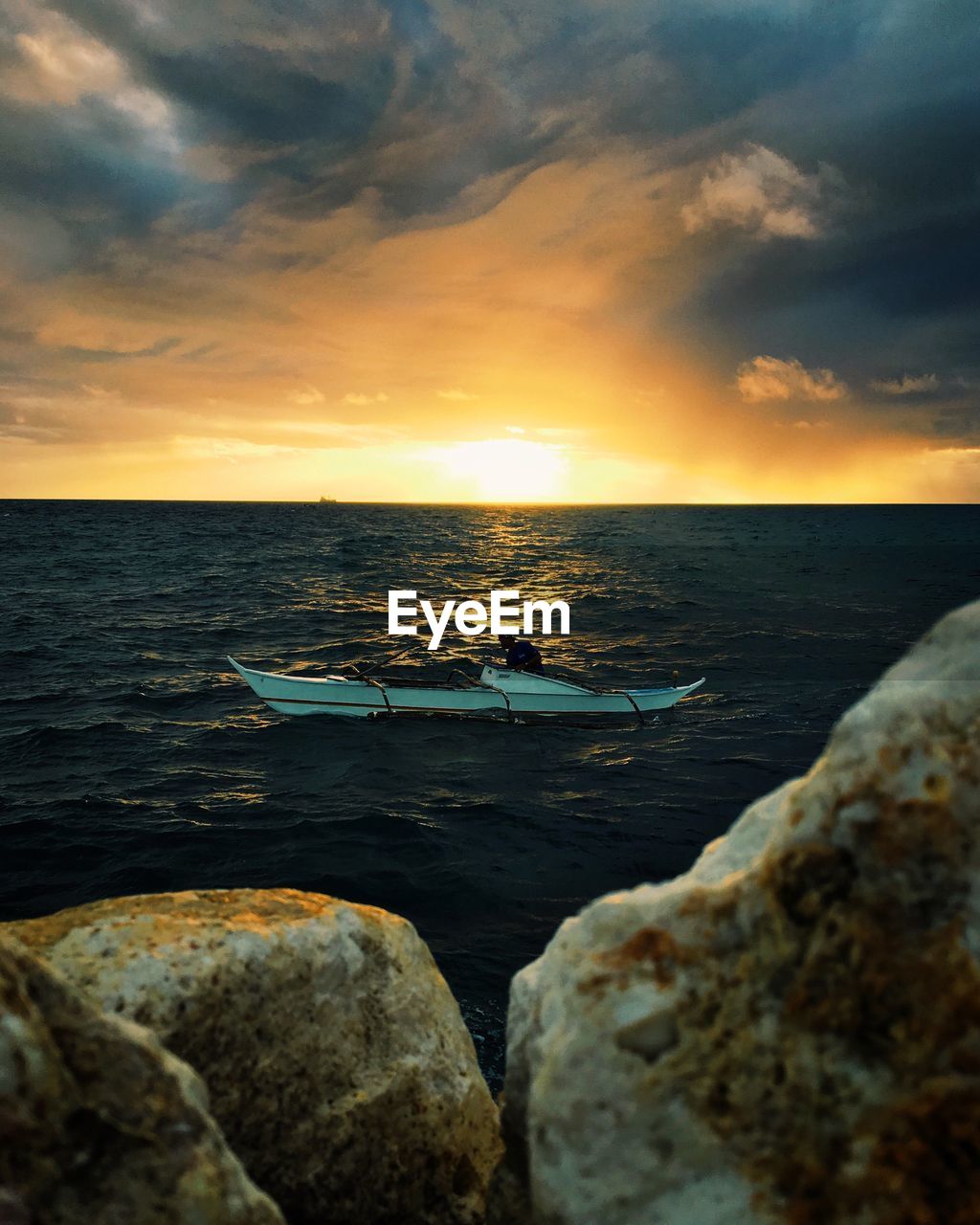 CLOSE-UP OF SEA AGAINST SKY DURING SUNSET