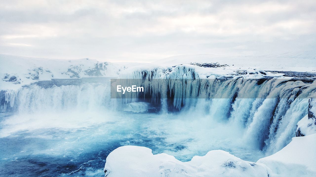 VIEW OF WATERFALL AGAINST SKY