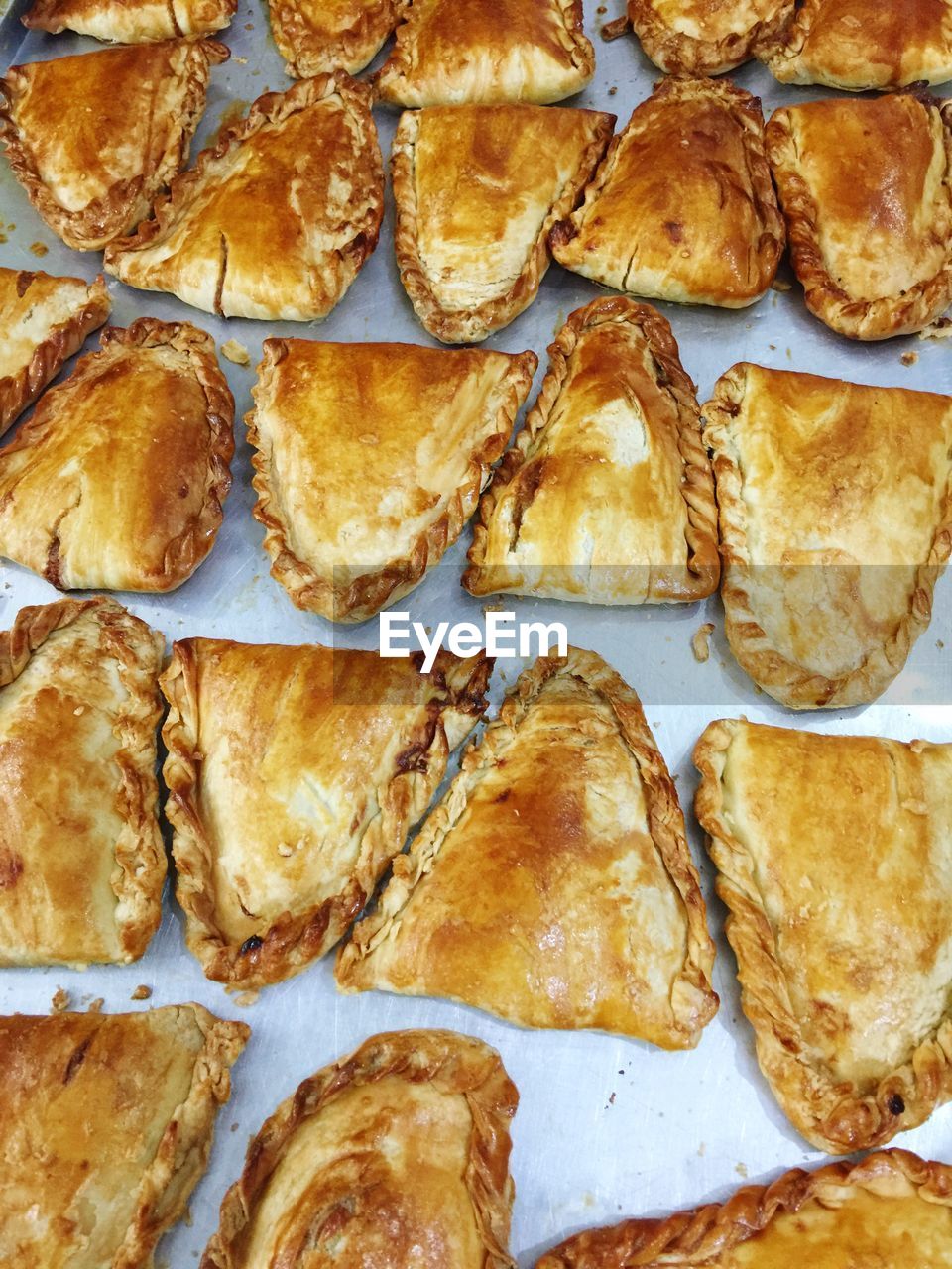 HIGH ANGLE VIEW OF BREAD ON TRAY