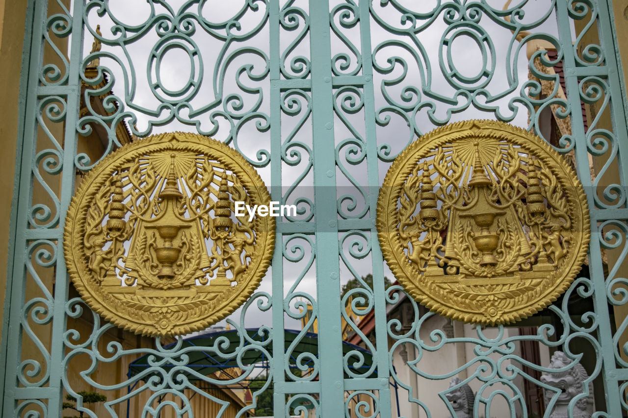 FULL FRAME SHOT OF ORNATE DOOR