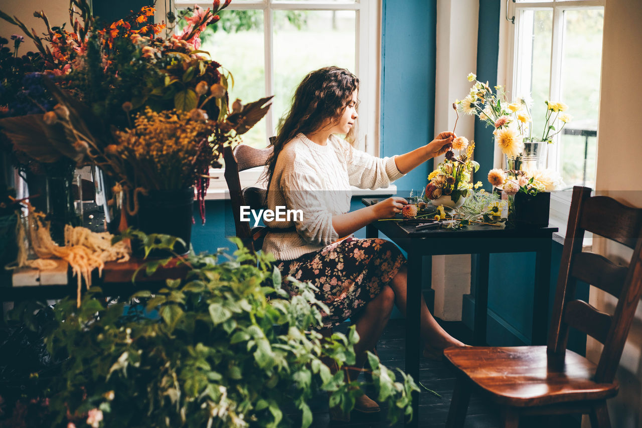 Florist making bouquets. woman collecting a bouquet of flowers.