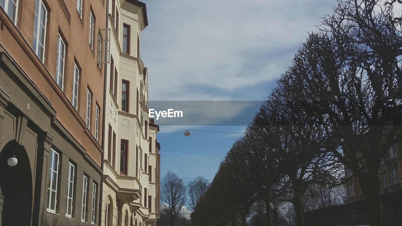 LOW ANGLE VIEW OF BUILDINGS AGAINST SKY