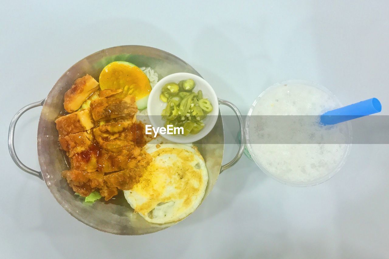 HIGH ANGLE VIEW OF FOOD ON TABLE