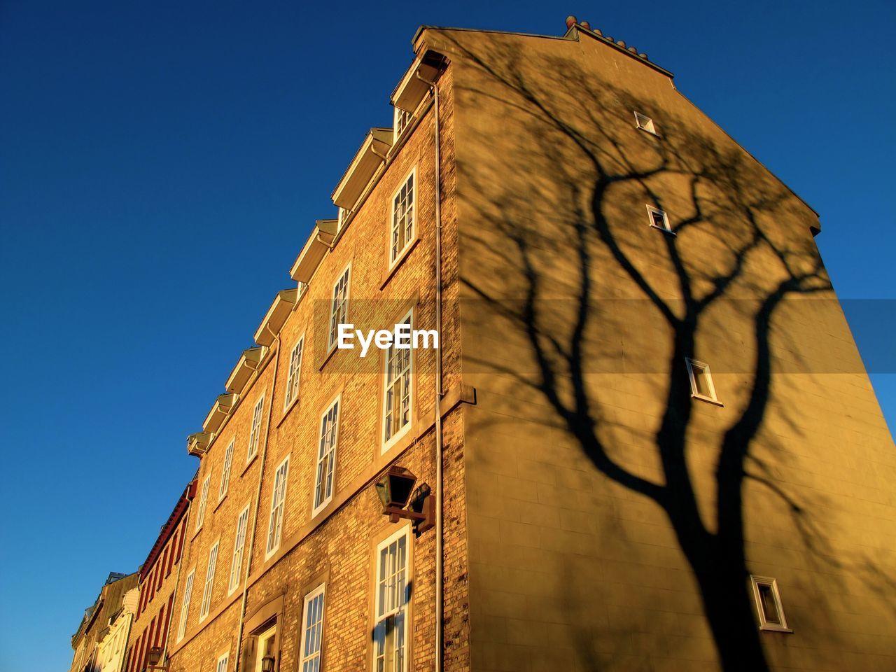 LOW ANGLE VIEW OF BUILT STRUCTURE AGAINST SKY