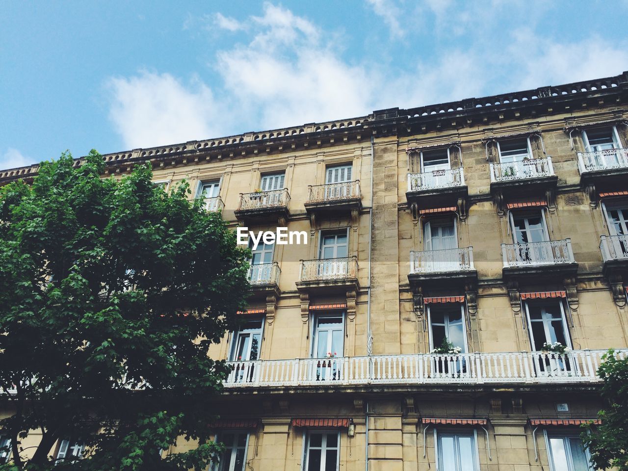 LOW ANGLE VIEW OF BUILDINGS AGAINST SKY