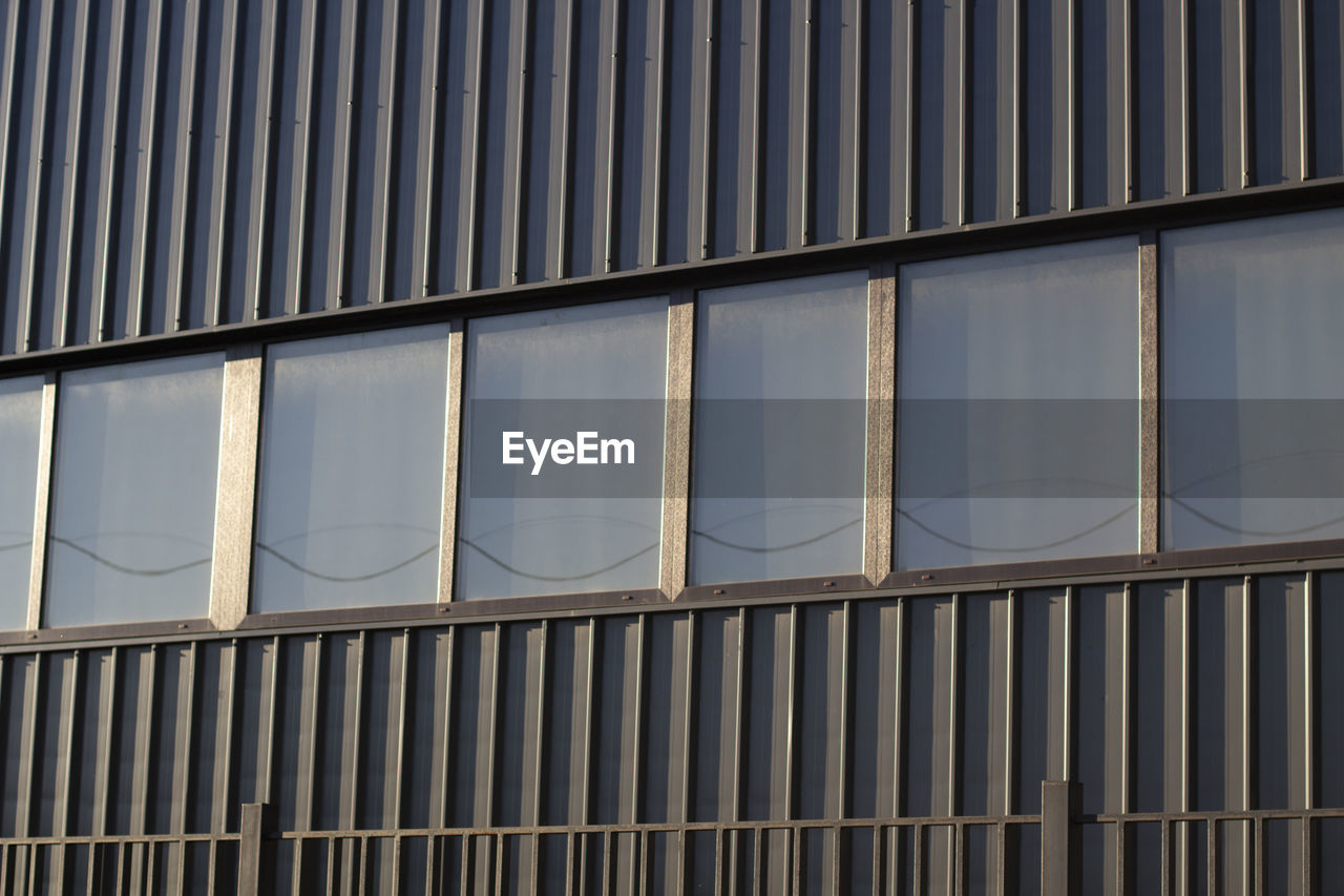 LOW ANGLE VIEW OF MODERN BUILDING