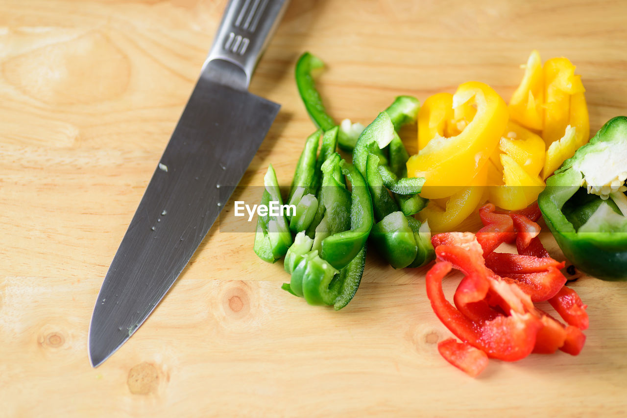 HIGH ANGLE VIEW OF VEGETABLES ON CUTTING BOARD