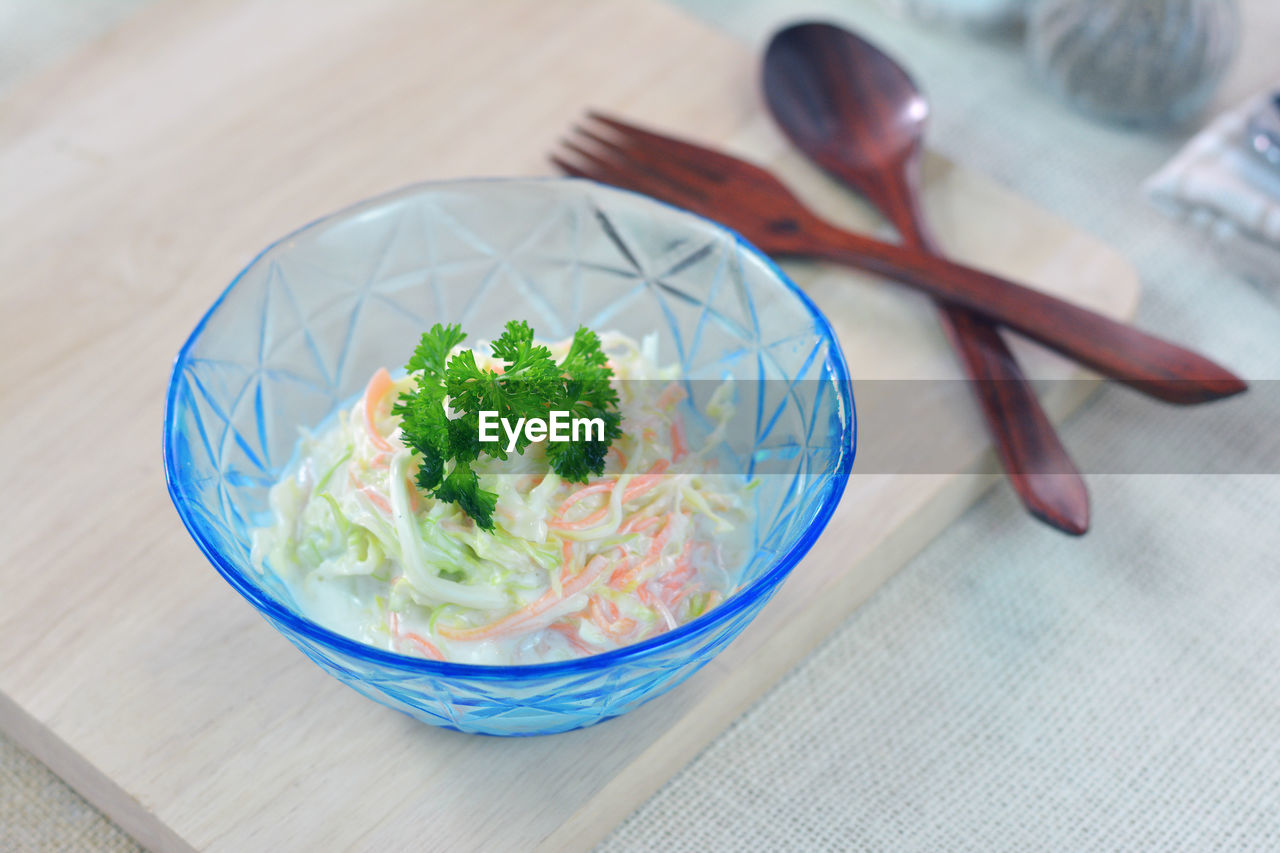 HIGH ANGLE VIEW OF FOOD ON TABLE