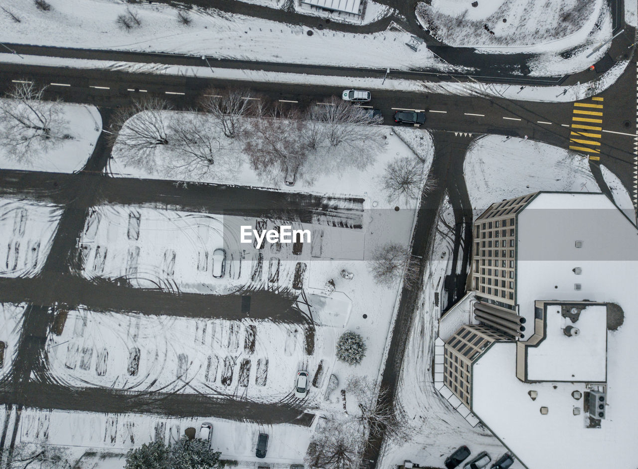 HIGH ANGLE VIEW OF SNOW COVERED CARS IN WINTER