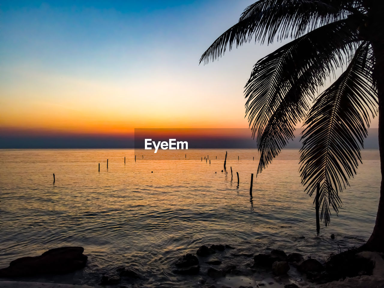 SCENIC VIEW OF SEA AGAINST SKY AT SUNSET