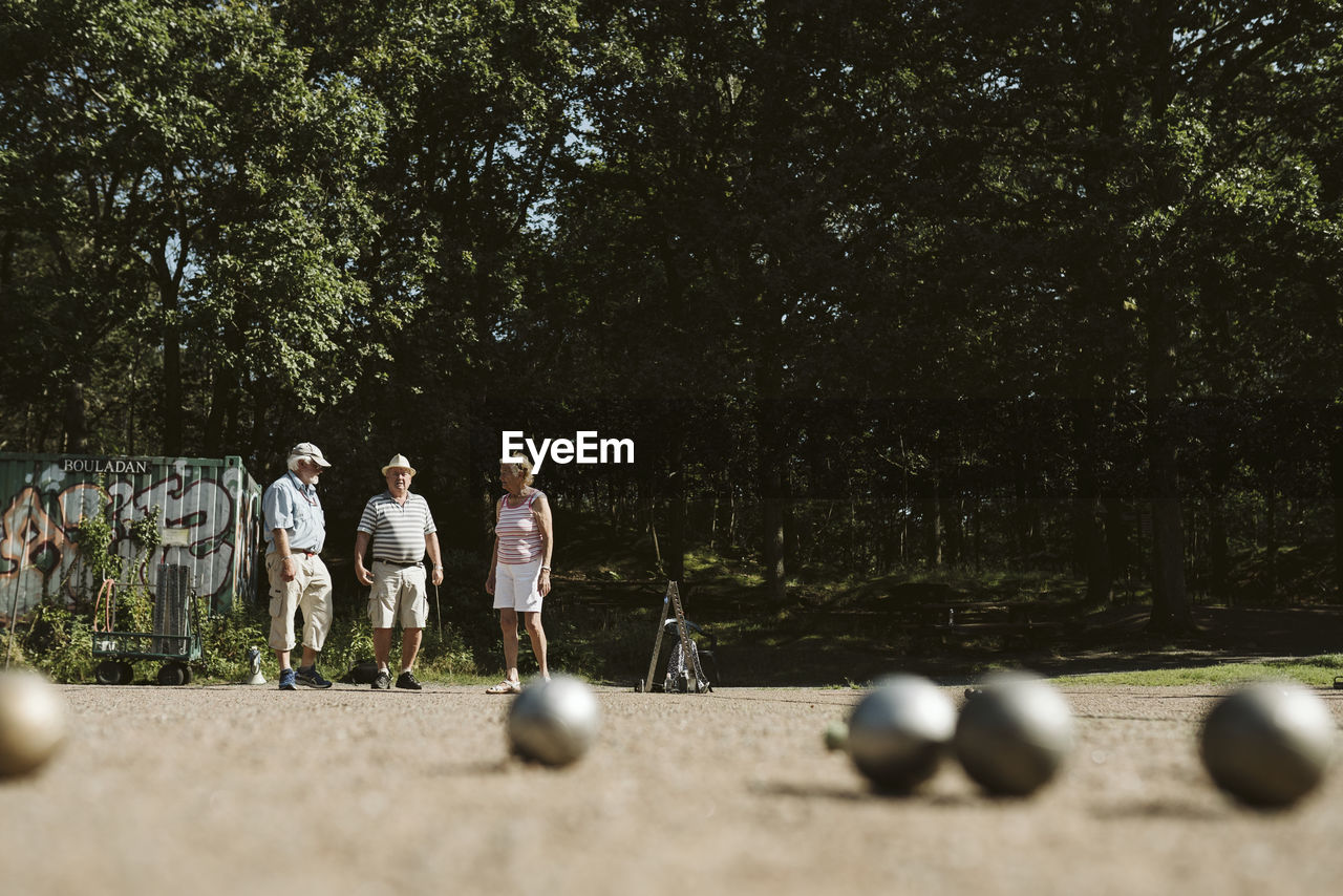 People playing pétanque