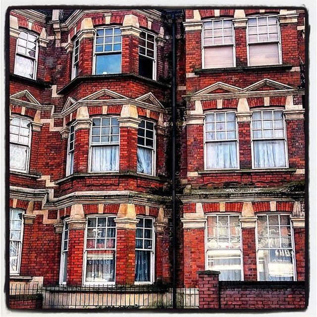 FULL FRAME SHOT OF BUILDING FACADE