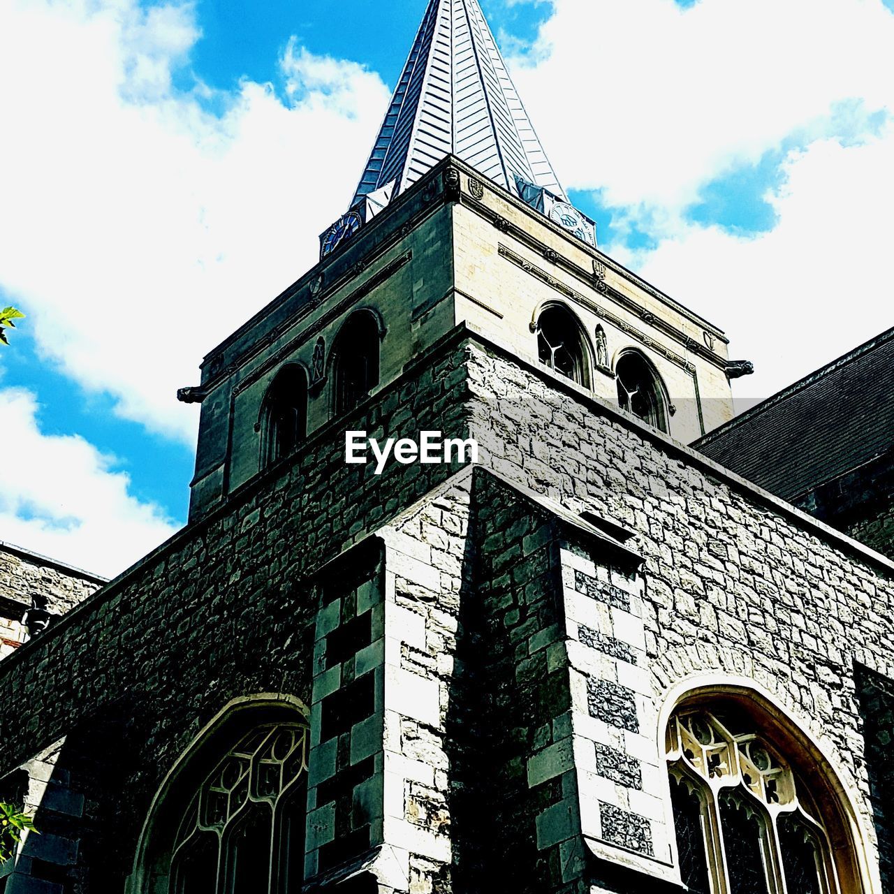 LOW ANGLE VIEW OF CLOCK TOWER AGAINST SKY