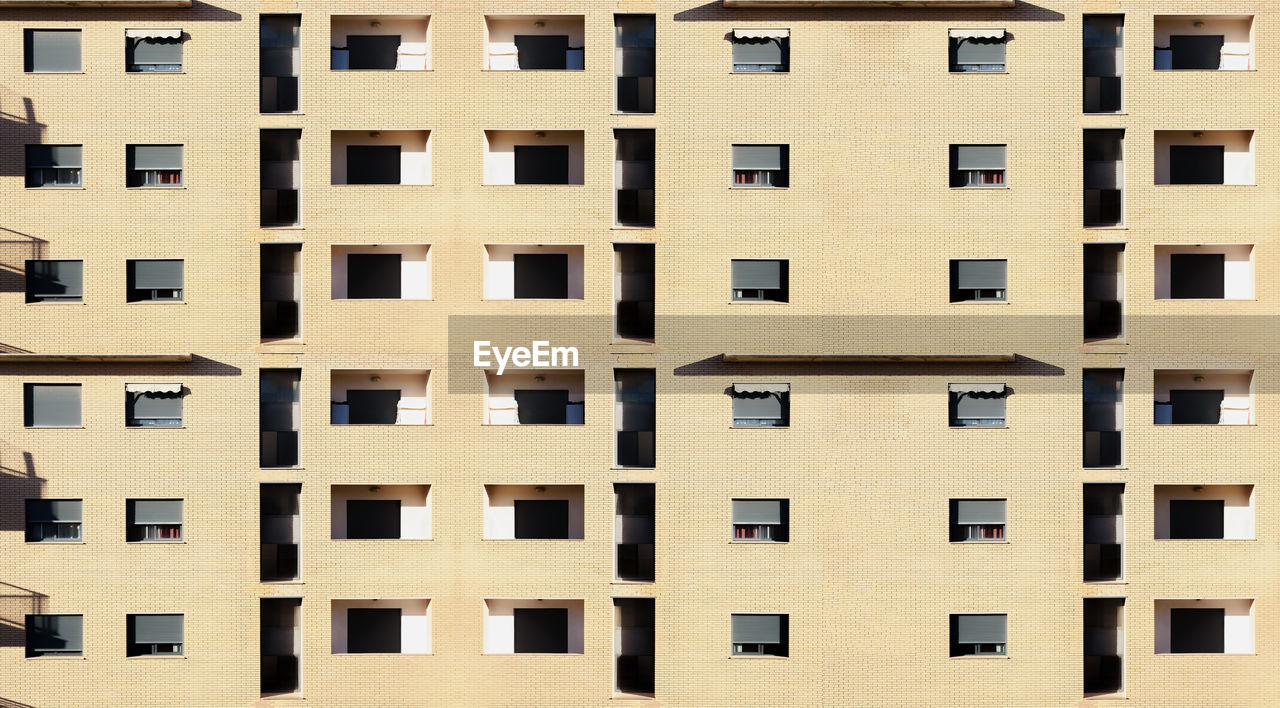 FULL FRAME SHOT OF RESIDENTIAL BUILDING