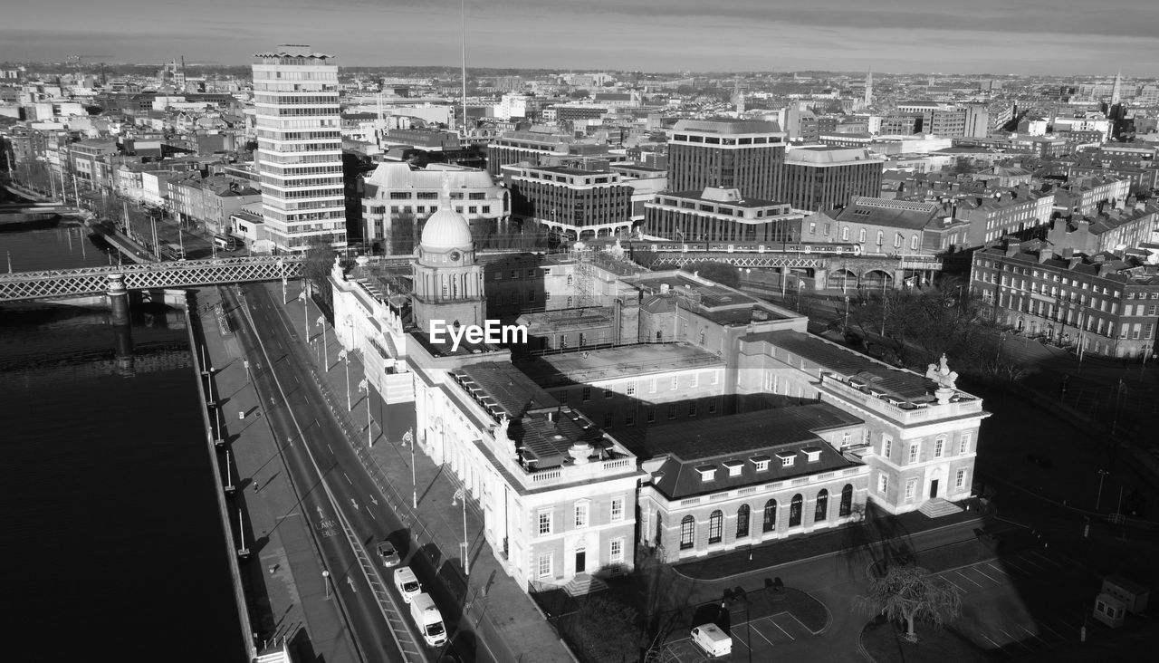 HIGH ANGLE VIEW OF BUILDINGS AND CITY IN THE ROAD