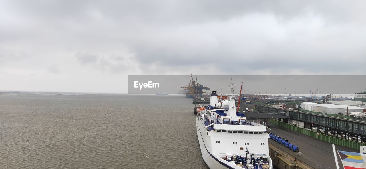 PANORAMIC VIEW OF SHIP IN SEA AGAINST SKY