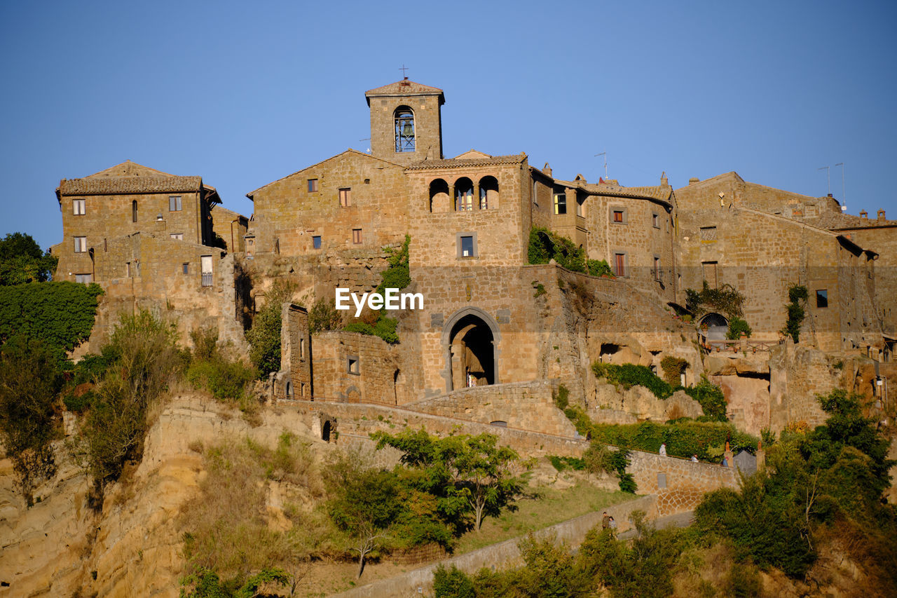 LOW ANGLE VIEW OF OLD BUILDING AGAINST BLUE SKY