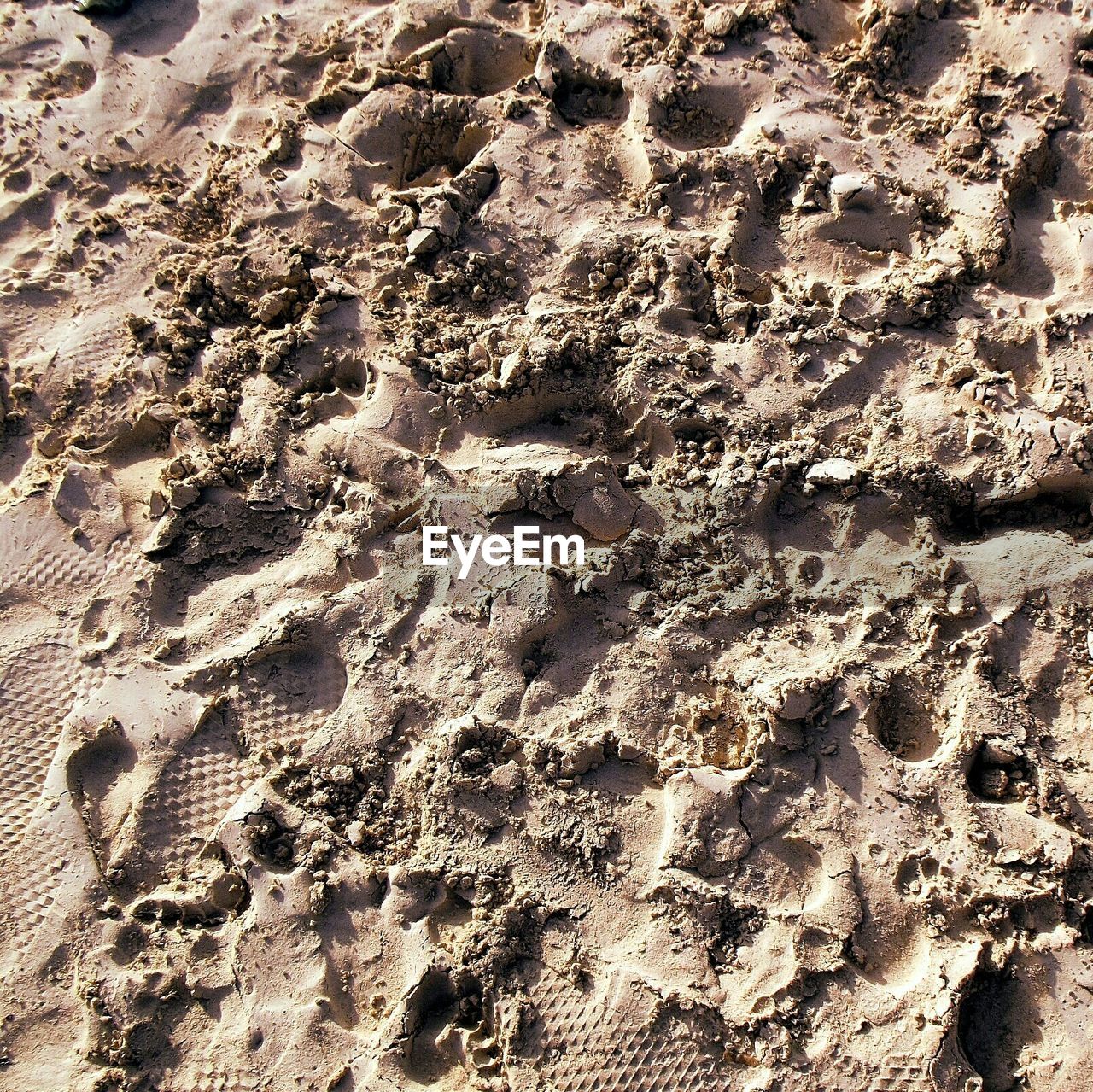 HIGH ANGLE VIEW OF SAND ON BEACH