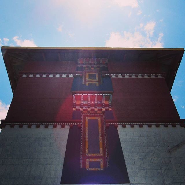 LOW ANGLE VIEW OF BUILDINGS AGAINST THE SKY