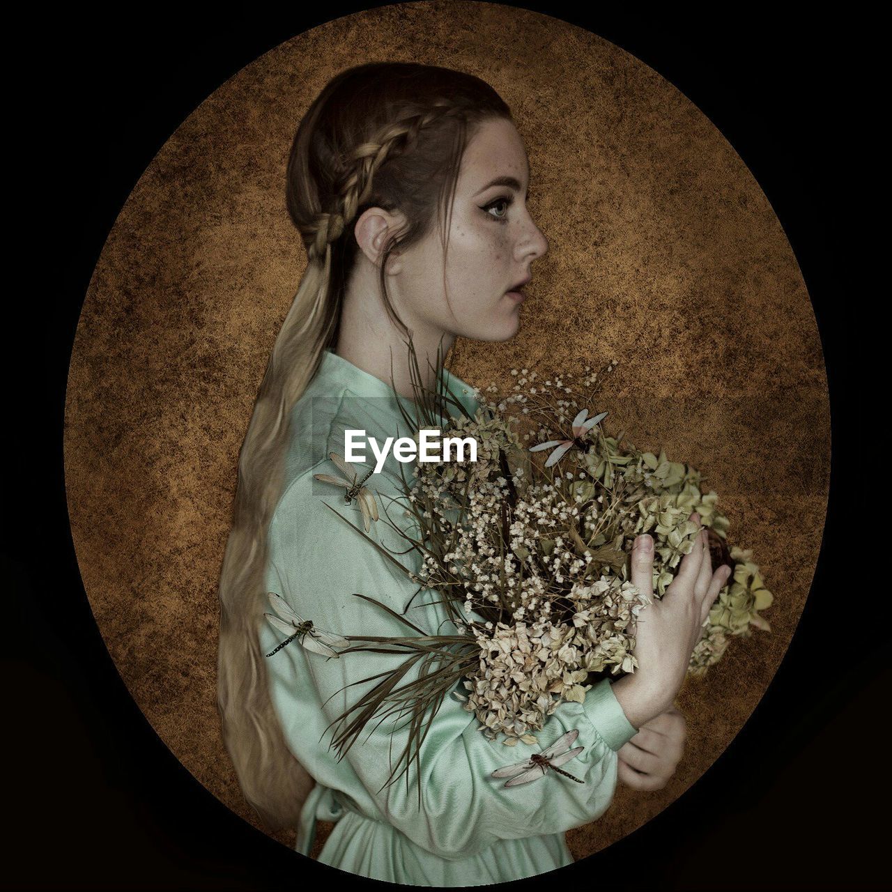 CLOSE-UP OF YOUNG WOMAN OVER TREE