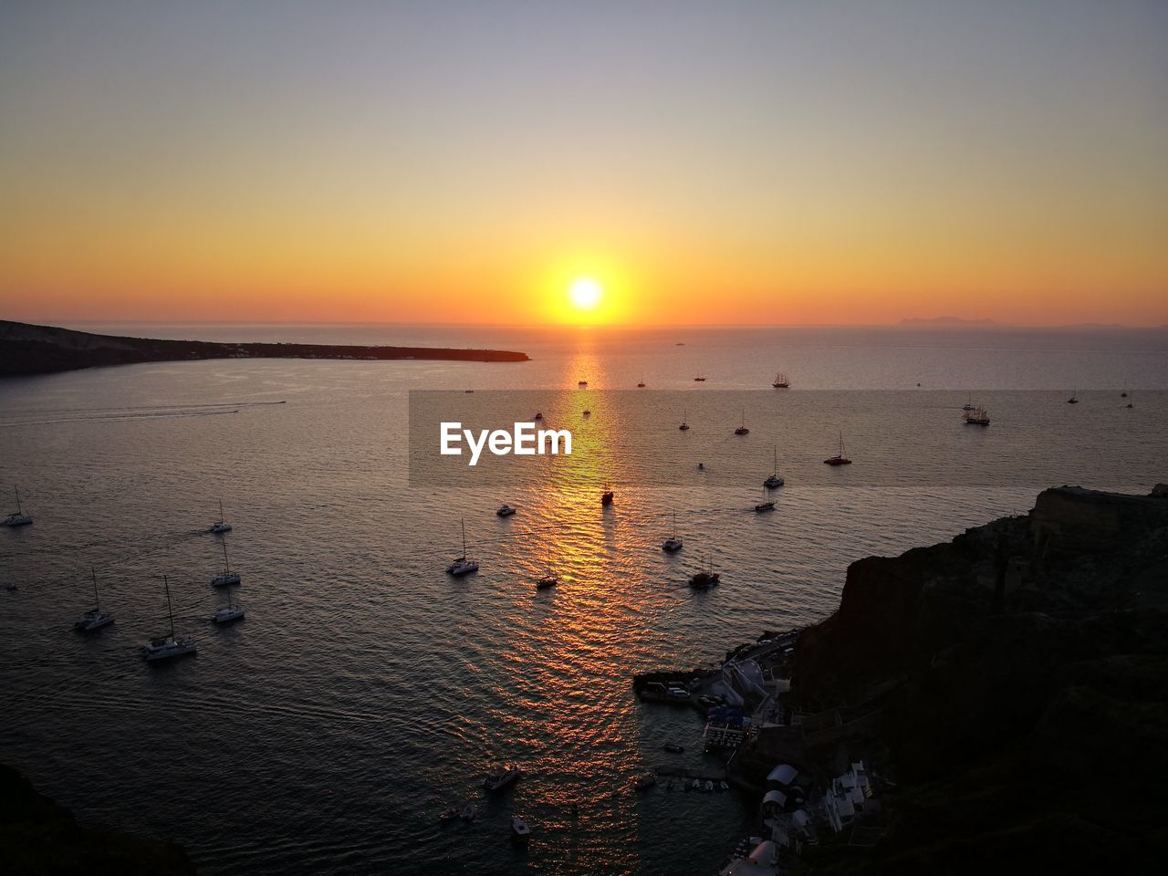 SCENIC VIEW OF SEA AGAINST CLEAR SKY AT SUNSET