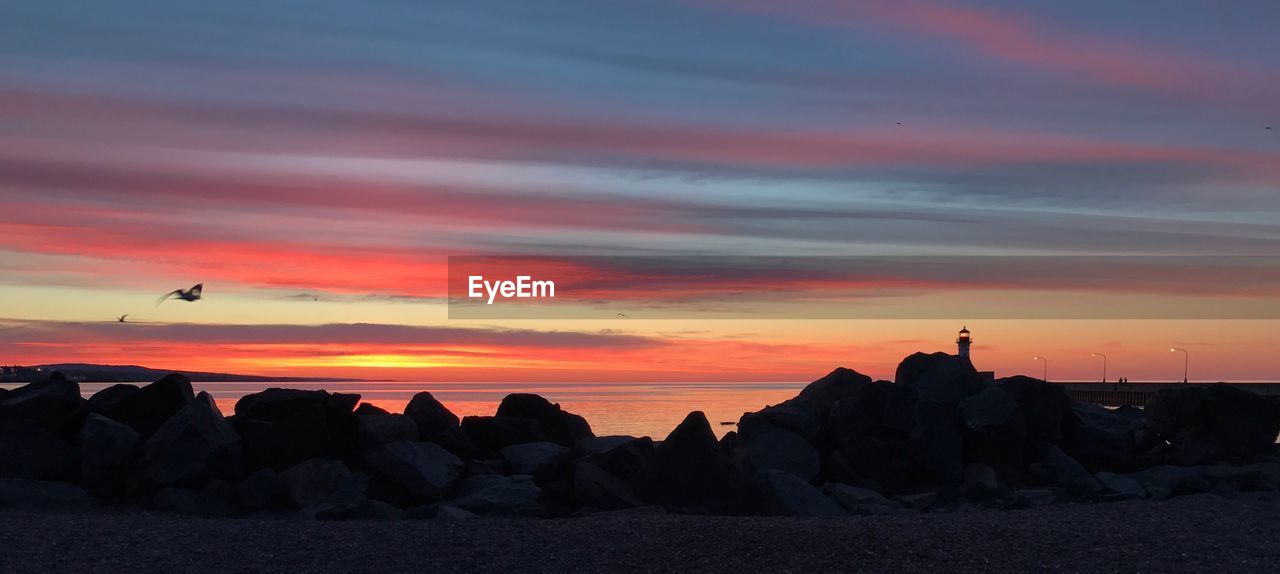 SCENIC VIEW OF SEA AGAINST SKY DURING SUNSET