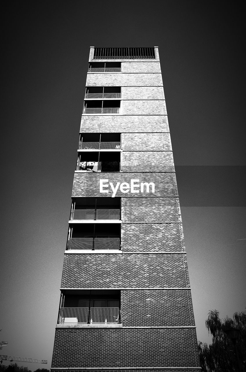 LOW ANGLE VIEW OF MODERN BUILDING AGAINST SKY