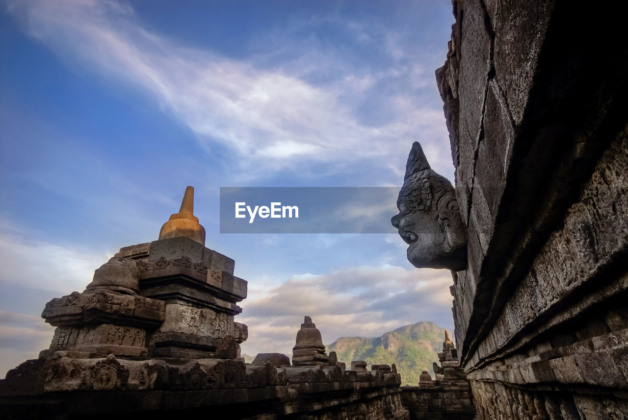 LOW ANGLE VIEW OF STATUE OF TEMPLE AGAINST SKY