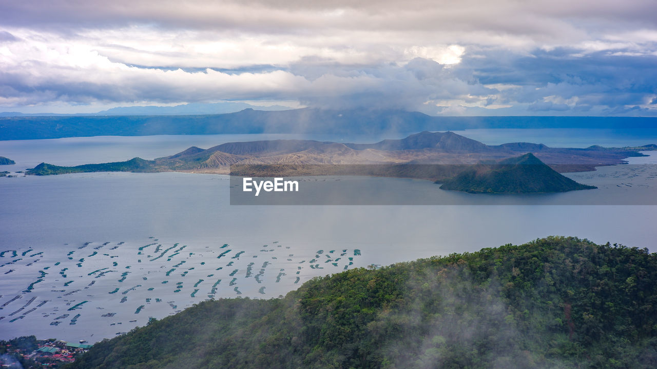 SCENIC VIEW OF LAKE BY MOUNTAINS AGAINST SKY