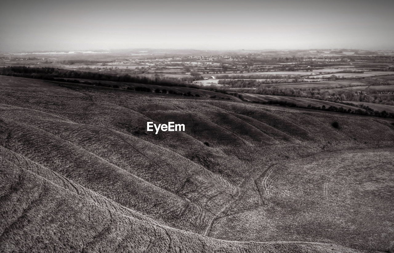 AERIAL VIEW OF AGRICULTURAL FIELD AGAINST SKY