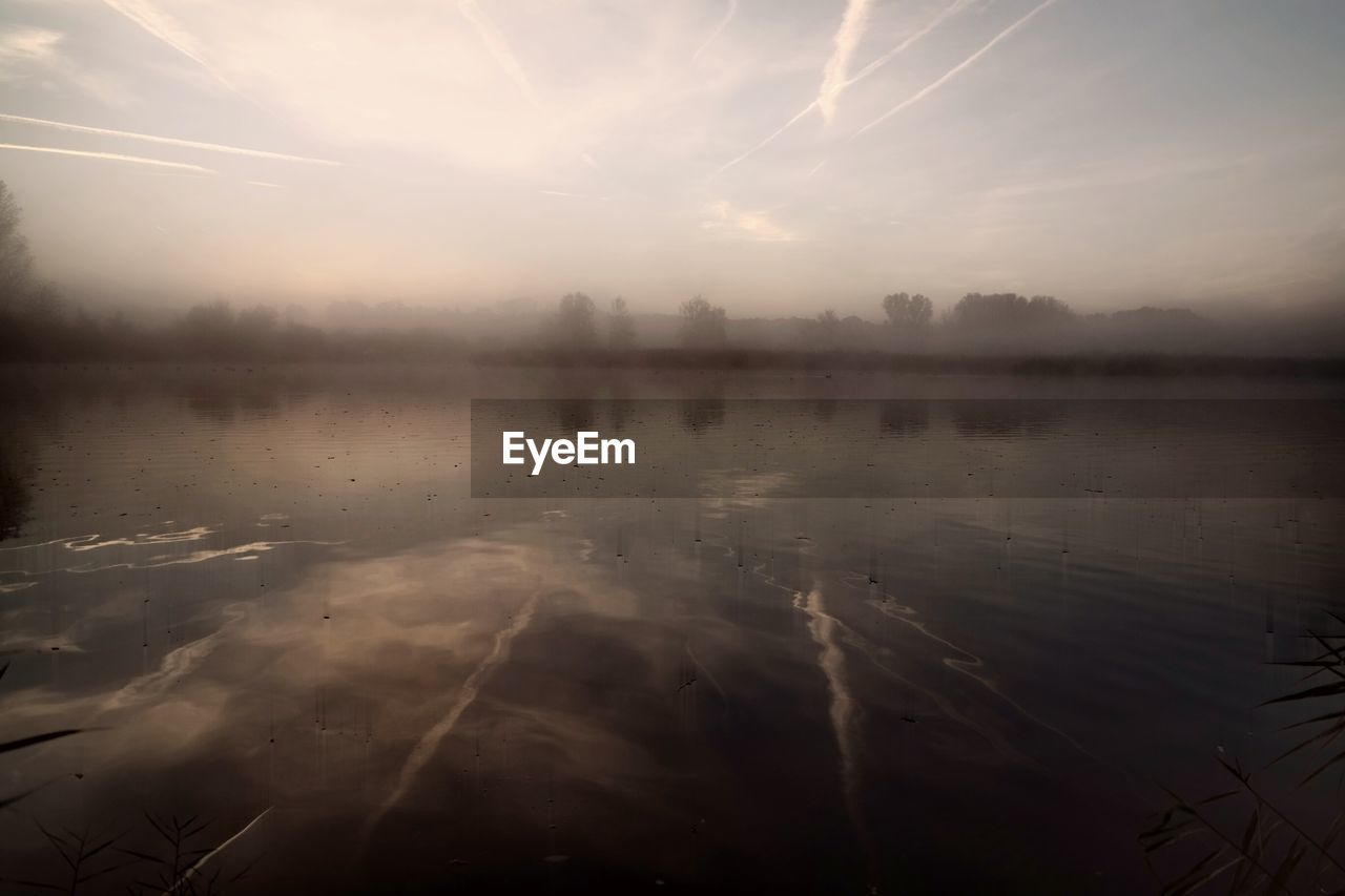 PANORAMIC VIEW OF LAKE AGAINST SKY