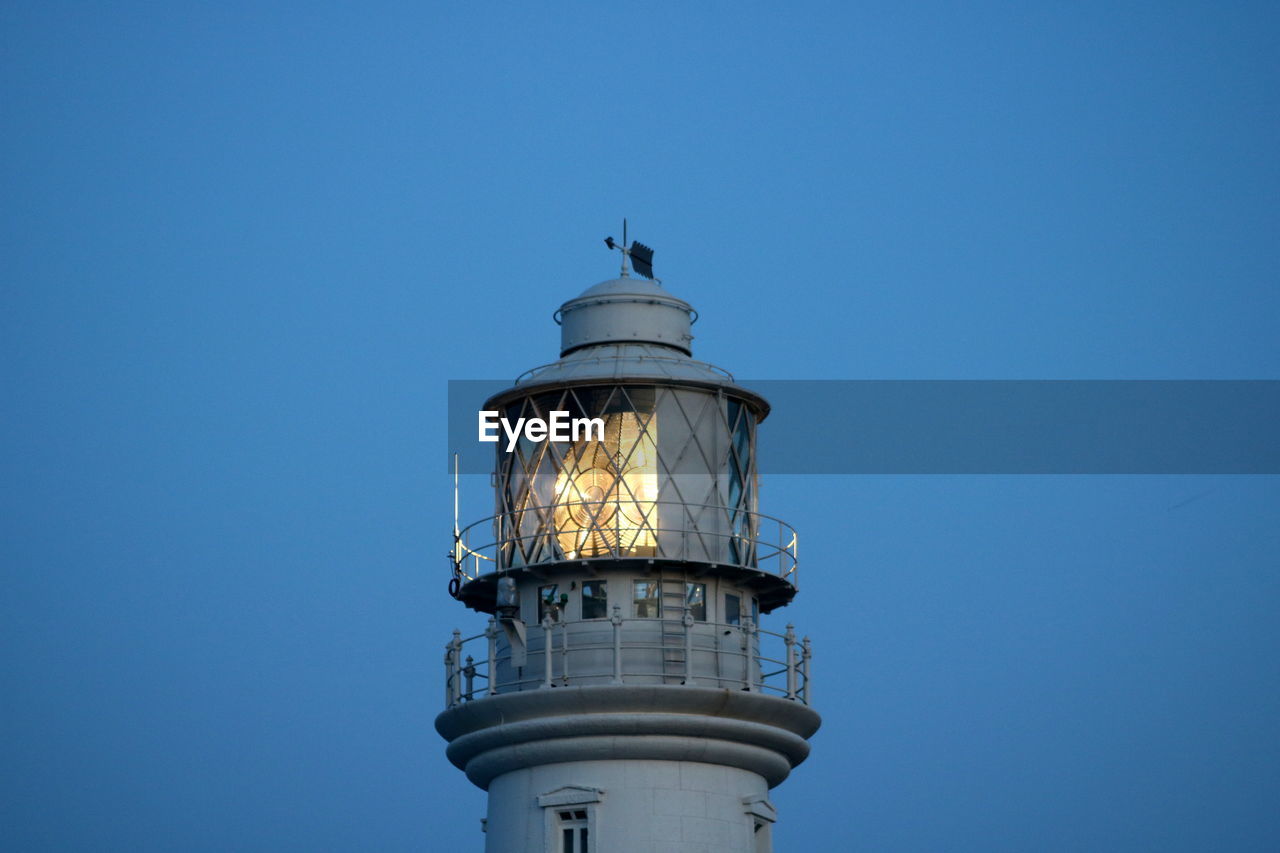 LOW ANGLE VIEW OF LIGHTHOUSE AGAINST CLEAR BLUE SKY