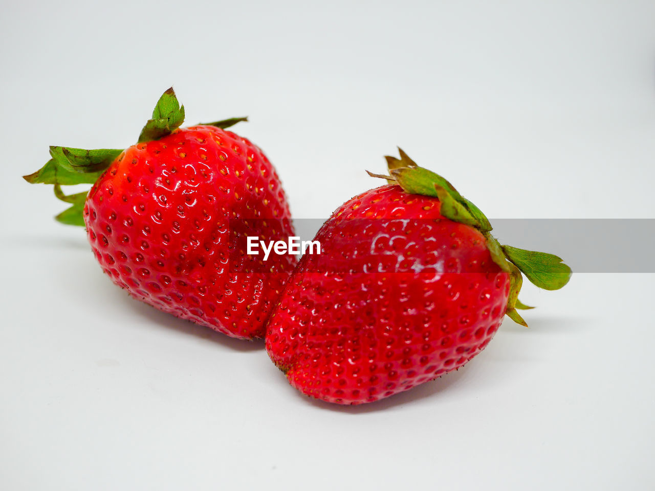 CLOSE-UP OF STRAWBERRY