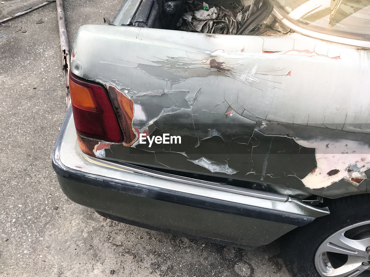 HIGH ANGLE VIEW OF BROKEN CAR ON WINDSHIELD