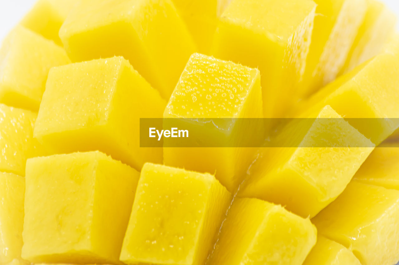 FULL FRAME SHOT OF CHOPPED YELLOW LEMON IN PLATE