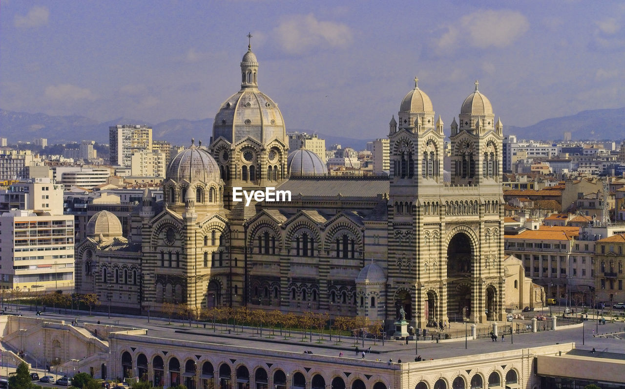 PANORAMIC VIEW OF BUILDINGS IN CITY