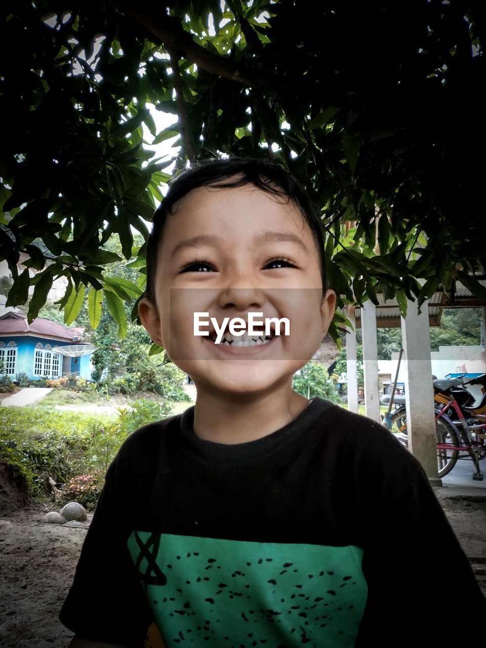 PORTRAIT OF CUTE BOY SMILING