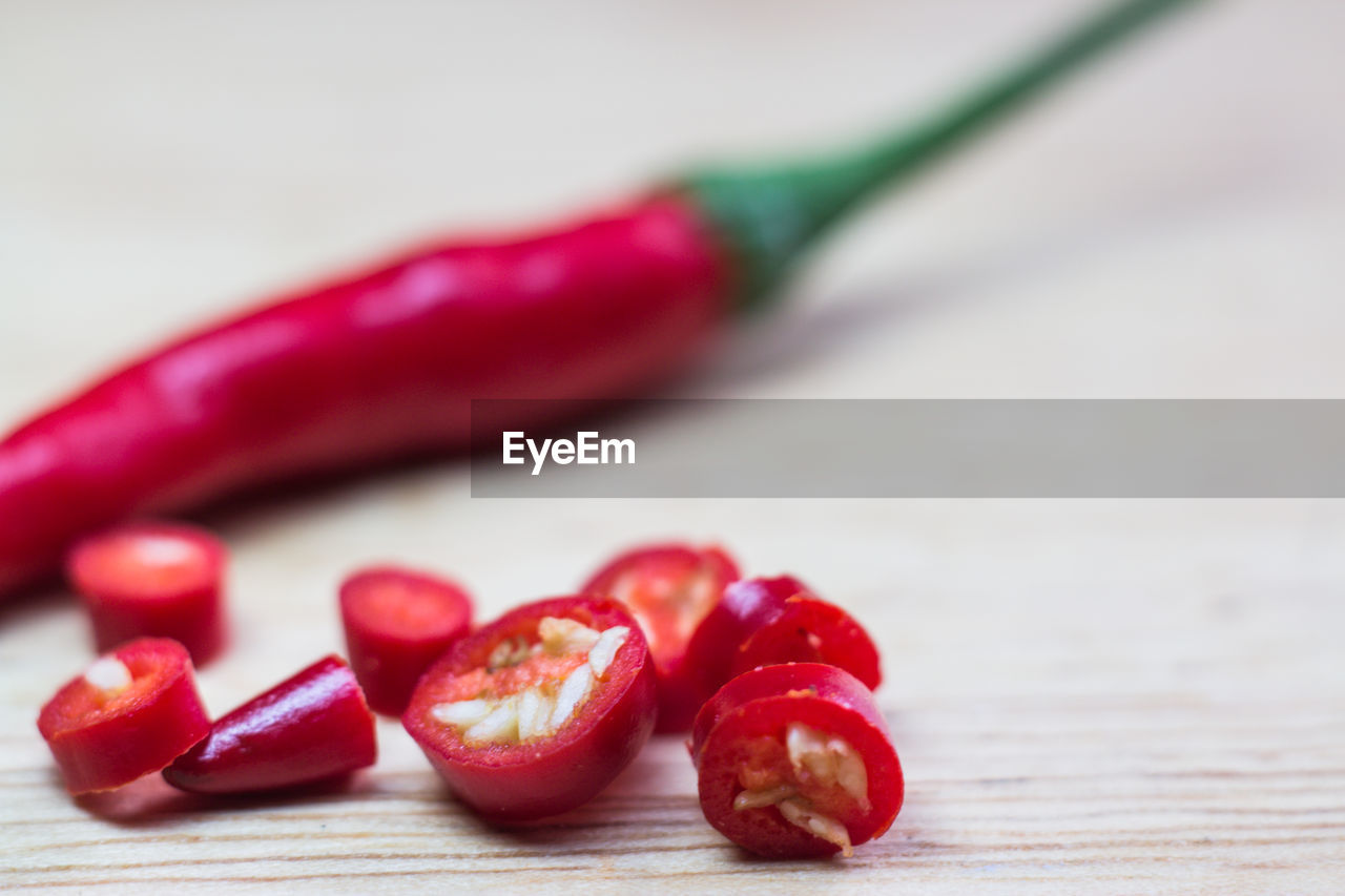 CLOSE-UP OF CHILI PEPPERS ON TABLE