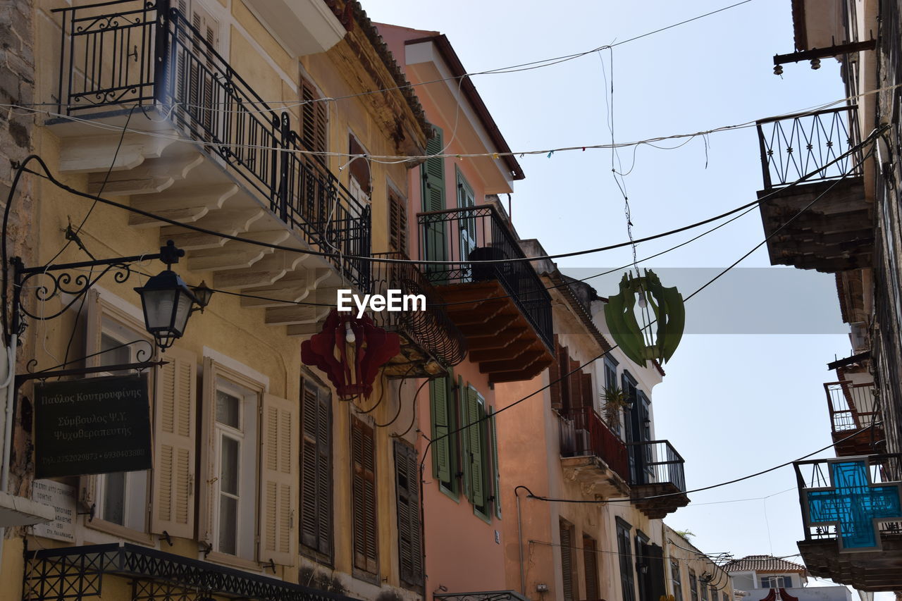 LOW ANGLE VIEW OF BUILDINGS IN CITY